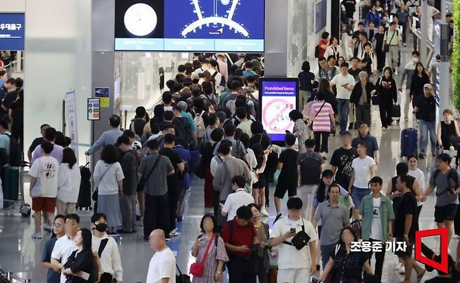 추석연휴를 하루 앞둔 13일 인천국제공항 제1여객터미널 출국장에는 연휴기간 해외여행을 떠나는 인파들로 붐비고 있다. 사진=조용준 기자 jun21@