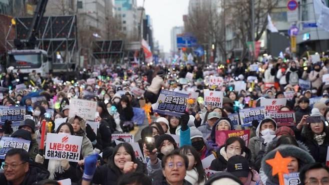 지난달 14일 광주 동구 금남로 특설무대에서 열린 6차 광주시민 총궐기대회에 참석한 시민들이 윤석열 대통령 탄핵안이 가결되자 환호하고 있다. 송보현 기자