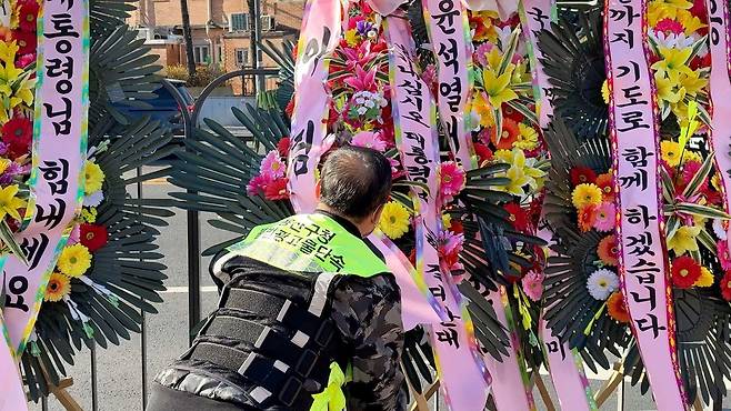 용산구청은 매일 자체 인력을 투입해 쓰러진 화환들을 정리하고 떨어져나온 잔재물들을 청소하고 있다