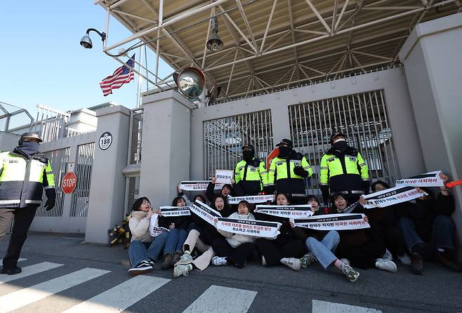 한국대학생진보연합(대진연) 대학생들이 지난 10일 서울 종로구 주한미국대사관 앞에서 '한덕수 총리 지지한 미국은 사죄하고, 이재명 범죄인 취급한 발언 취소하고 사과하라'를 외치며 기습시위를 하고 있다./뉴시스