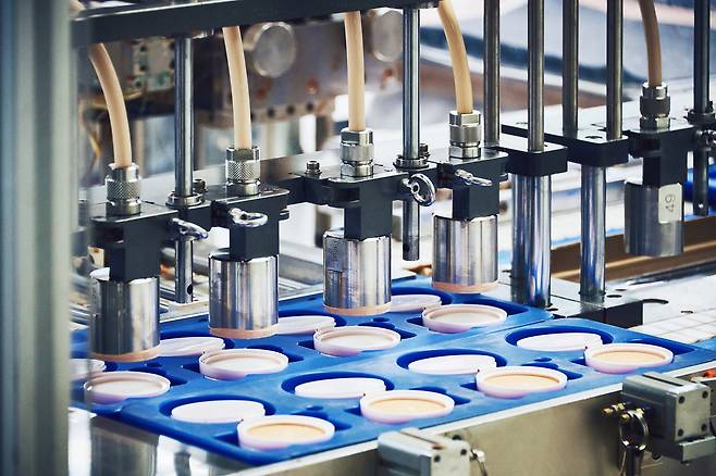 코스맥스 제조 공장에서 제품이 만들어지는 모습. /코스맥스