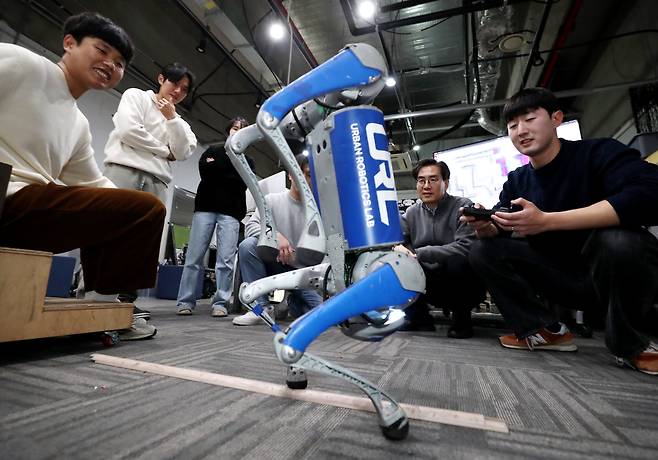 카이스트 명현 교수 연구팀이 개발한 4족 보행 AI로봇. 사전에 학습하지 않은 지형과 장애물을 만나도 스스로 넘어간다./신현종 기자