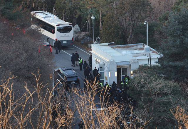 윤석열 대통령 2차 체포영장 집행이 시작된 15일 서울 용산구 한남동 대통령 관저 초소로 경호처 차량이 들어가고 있다.ⓒ연합뉴스