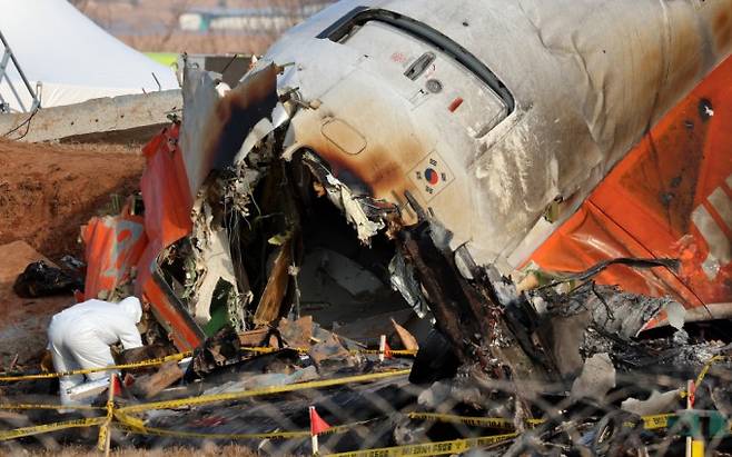 &nbsp;1일 오후 전남 무안군 무안국제공항 제주항공 여객기 참사 현장에서 국토부 항공철도사고조사위원회 관계자 등이 사고 현장을 조사하고 있다. 연합뉴스 제공