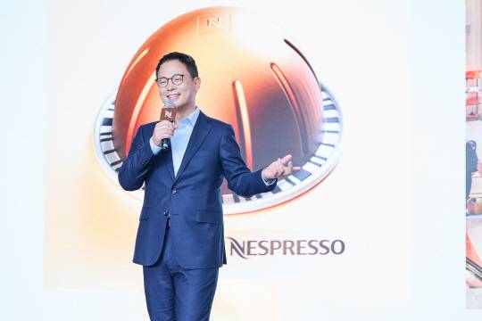 박성용 네스프레소 코리아 대표가 15일 여의도 페어몬트 앰버서더 서울 호텔에서 열린 2025 네스프레소 신규 캠페인 행사에서 발표하고 있다. 네스프레소 코리아 제공