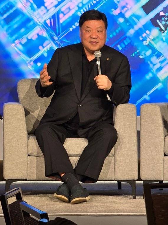 14일(현지시간) 서정진 회장이 미국 샌프란시스코에서 열린 JPMHC 행사장 그랜드볼룸에서 기업 발표를 마친 후 질의에 답하고 있다. 셀트리온 제공