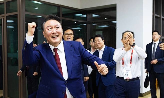 윤석열 대통령이 지난해 5월30일 충남 천안에서 열린 제22대 국민의힘 국회의원 워크숍에서 만찬을 마친 뒤 어퍼컷 세리머니를 하고 있다. 대통령실 제공