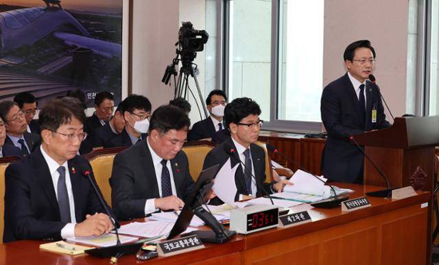 김이배(맨 오른쪽) 제주항공 대표가 14일 오전 국회에서 열린 제주항공 여객기 참사 관련 국토교통위원회 전체 회의에서 질의에 답변하고 있다. 앞줄 맨 왼쪽은 박상우 국토교통부 장관. 연합뉴스