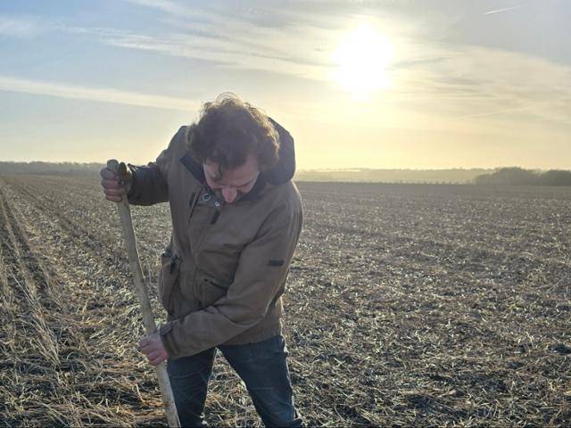 지난달 23일 프랑스 농부 장 필리페(54)가 수도 파리의 동쪽 약 50㎞ 거리에 있는 중북부 센에마른주 크레시라샤펠 코뮌에 위치한 자신의 밀밭에서 흙을 고르고 있다. 센에마른(프랑스)=신은별 특파원