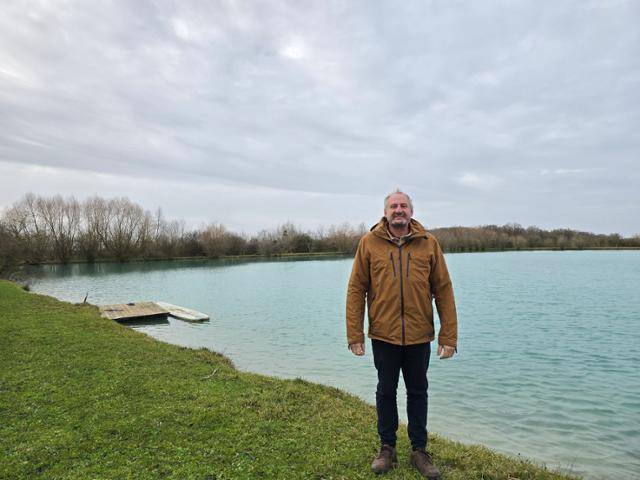 프랑스 농부 올리비에 샬로슈(56)가 파리에서 남쪽으로 약 130㎞ 떨어진 루아레주에 있는 자신의 농경지 근처 호수 앞에 서 있다. 밀, 옥수수, 보리 등을 재배하는 '40년 경력 농부'인 살로슈는 이상기후를 극복하는 농업 방식을 실천하고 있다. 루아레(프랑스)=신은별 특파원