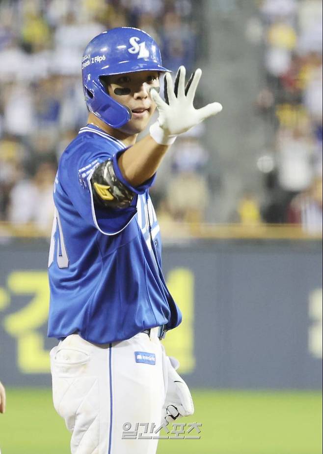 2024 프로야구 KBO 포스트시즌 LG트윈스와 삼성라이온즈의 플레이오프(PO) 3차전 경기가 17일 오후 서울 잠실야구장에서 열렸다. 7회초 2사 김영웅이 3루타를 치고 진루해 세리머니를 하고 있다. 잠실=김민규 기자 mgkim1@edaily.co.kr /2024.10.17/