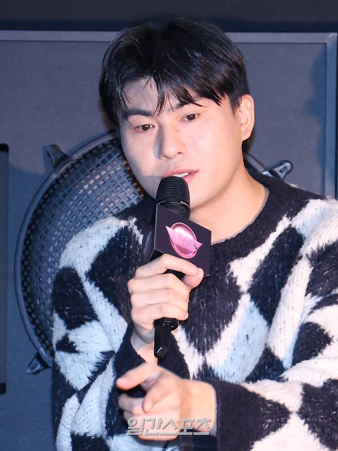 가수 카더가든이 22일 오후 서울 강남구 CGV청담씨네시티에서 열린 Mnet 초대형 노래방 서바이벌 'VS(브이에스)' 쇼케이스에서 MC 질문에 답하고 있다. 'VS(브이에스)'는 대한민국에 숨어있는 노래방 고수들을 찾는 프로그램이다. 서병수 기자 qudtn@edaily.co.kr /2023.11.22/