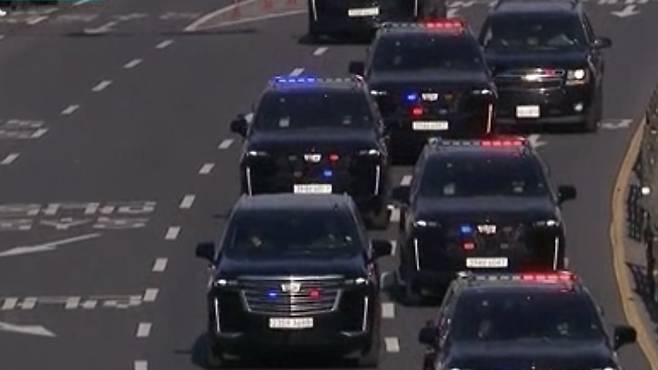 윤석열 대통령이 탄 차량 행렬이 15일 서울 용산구 한남동 대통령 관저에서 과천 공수처로 향하고 있다  (SBS 캡처)