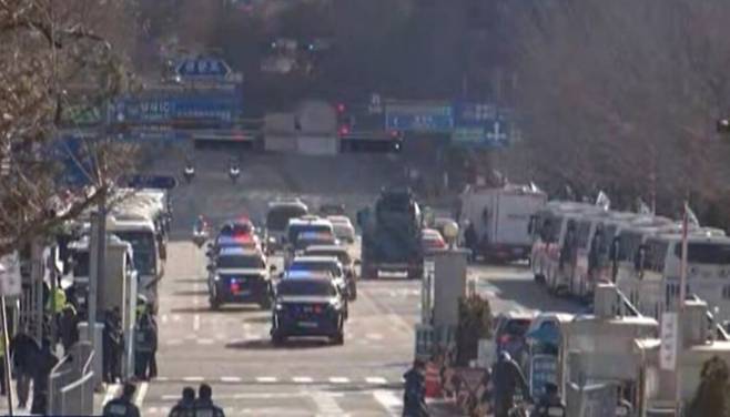 윤석열 대통령이 탄 차량 행렬이 15일 서울 용산구 한남동 대통령 관저에서 과천 공수처로 향하고 있다  (SBS 캡처)