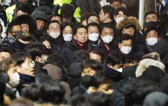 윤석열 대통령 체포가 진행 중인 가운데 국민의힘 의원들이 경찰 진입을 지켜보고 있다. 뉴스1