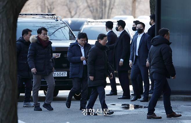 15일 윤석열 대통령이 수사를 받기 위해 과천 공수처 청사로 들어간 뒤 윤갑근 변호사와 윤상현 의원 등이 뒤따라 들어가고 있다. 문재원 기자