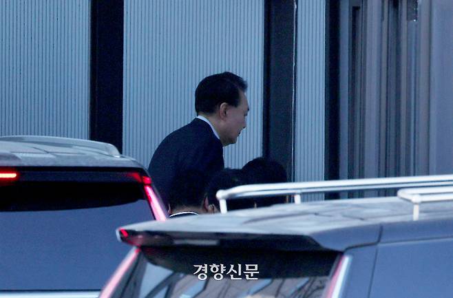 윤석열 대통령이 본인에 대한 2차 체포영장이 집행된 15일 정부과천청사 고위공직자범죄수사처로 수사를 받기 위해 들어가고 있다. 문재원 기자