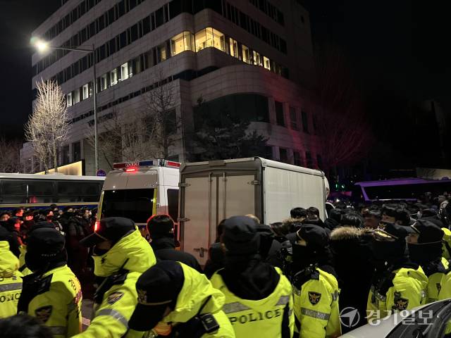 15일 2차 윤석열 대통령 영장집행이 시작되고 경찰 공용차량들이 관저 출입을 시도하고 있다. 박소민기자
