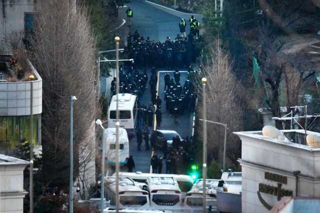 고위공직자범죄수사처와 경찰이 윤석열 대통령에 대한 2차 체포영장 집행에 나선 15일 용산구 한남동 대통령 관저에서 경찰들이 입구를 지나 관저 방향으로 이동하고 있다. 홍기웅기자
