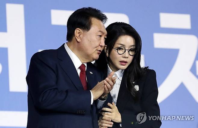 김건희 여사(왼쪽)와 윤석열 대통령. 연합뉴스