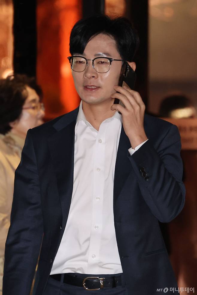 [서울=뉴시스] 권창회 기자 = 박충권 국민의힘 의원이 25일 서울 여의도 한 호텔에서 정진석 비서실장을 비롯한 의원들과 오찬을 하기 위해 이동하고 있다. 2024.11.25. kch0523@newsis.com /사진=권창회