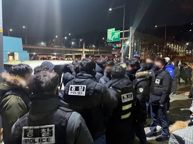 15일 서울 용산구 한남동 관저 앞에 경찰들이 모여 있는 모습. /사진=김선아 기자