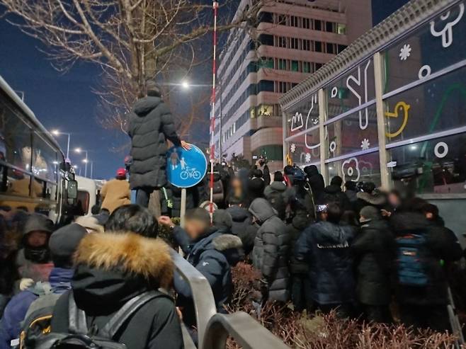 15일 서울 용산구 한남동 관저 앞에 모인 시민들 모습. /사진=오석진 기자