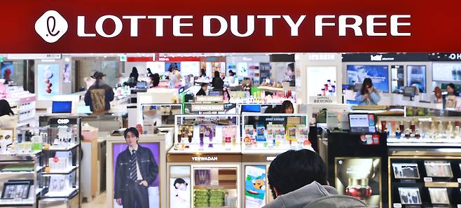 12일 서울 롯데백화점 면세점 모습. [연합]