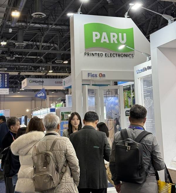 파루인쇄전자가 미 라스베이거스에서 열린 ‘CES 2025’에 참가해 마련한 홍보부스에 바이어와 관람객들이 높은 관심을 보이고 있다. [파루인쇄전자 제공]