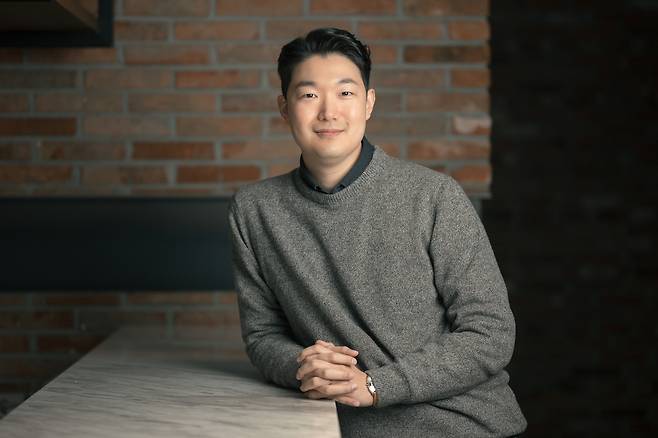 손일훈 작곡가는 윷놀이, 스무고개 등 한국을 비롯한 세계 놀이를 주제로 한 ‘게임 음악’을  클래식, 국악관현악으로 선보이는 차세대 음악가다. 그는 “게임음악은 나의 정체성”이라며 “나만의 음악과 한국적인 것을 결합해 선보인 결과물”이라고 말했다.  [마포문화재단 제공]