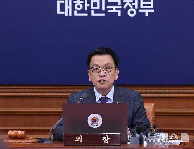 [서울=뉴시스] 조수정 기자 = 최상목 대통령 권한대행 부총리 겸 기획재정부 장관이 14일 서울 종로구 정부서울청사에서 열린 국무회의를 주재하며 발언하고 있다. 2024.12.14. chocrystal@newsis.com