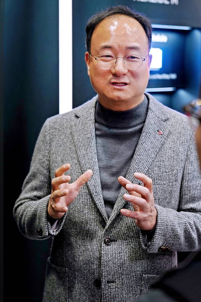 [라스베이거스=뉴시스]문혁수 LG이노텍 대표이사가 지난 8일(현지 시각) 미국 라스베이거스 LVCC에서 열린 세계 최대 IT·전자 전시회 'CES 2025'에서 기자들과 만나 간담회를 갖고 있다. (사진=LG이노텍 제공) photo@newsis.com *재판매 및 DB 금지