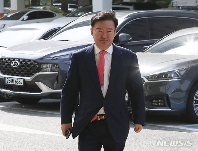 [서울=뉴시스] 김근수 기자 = 민경욱 전 의원이 17일 오전 서울 양천구 서울남부지방법원에서 열린 국회 패스트트랙 충돌 사건 공판에 출석하고 있다. 2023.04.17. ks@newsis.com