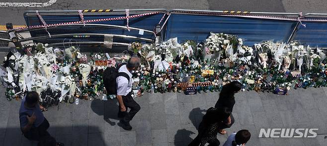 [서울=뉴시스] 홍효식 기자 = 시청역 역주행 사고 운전자 차모(69)씨에 대한 2차 경찰 조사가 예정된 지난해 7월10일 서울 중구 시청역 교차로 인근에서 발생한 사고 현장에 추모 용품들이 놓여 있다. 2024.07.10. yesphoto@newsis.com