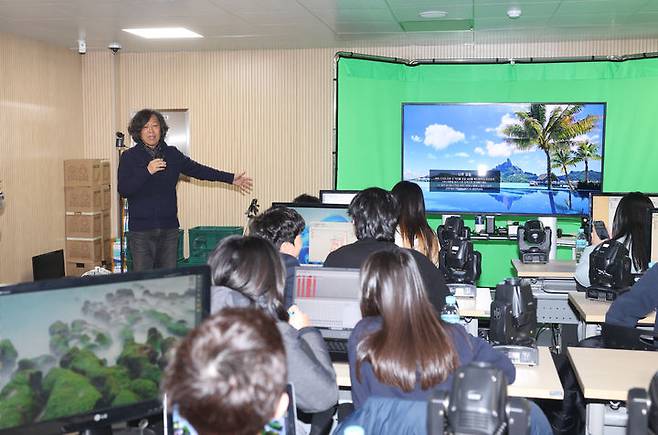 [성남=뉴시스] 15일 오전 경기 성남시 수정구 경기공유학교 성남캠퍼스에서 초등학교 5, 6학년 학생들이 관련 소프트웨어 프로그램을 이용해 무대 조명을 다루는 방법을 배워보고 있다. (사진=경기도교육청 제공) 2025.01.15. photo@newsis.com *재판매 및 DB 금지