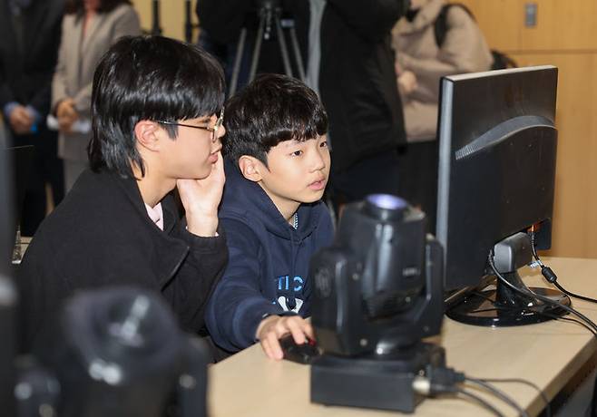 [성남=뉴시스] 15일 오전 경기 성남시 수정구 경기공유학교 성남캠퍼스에서 초등학교 5, 6학년 학생들이 관련 소프트웨어 프로그램을 이용해 무대 조명을 다루는 방법을 배워보고 있다. (사진=경기도교육청 제공) 2025.01.15. photo@newsis.com *재판매 및 DB 금지