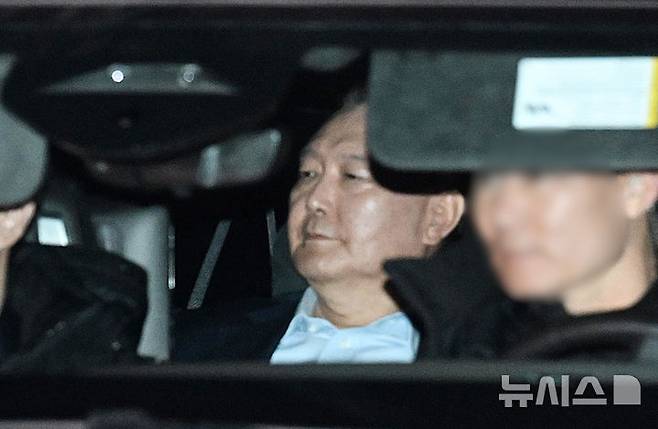 [과천=뉴시스] 전신 기자 = 윤석열 대통령이 15일 경기도 정부과천청사 고위공직자범죄수사처(공수처)에서 조사를 마친 뒤 서울구치소로 향하고 있다. (공동취재) 2025.01.15. photo1006@newsis.com