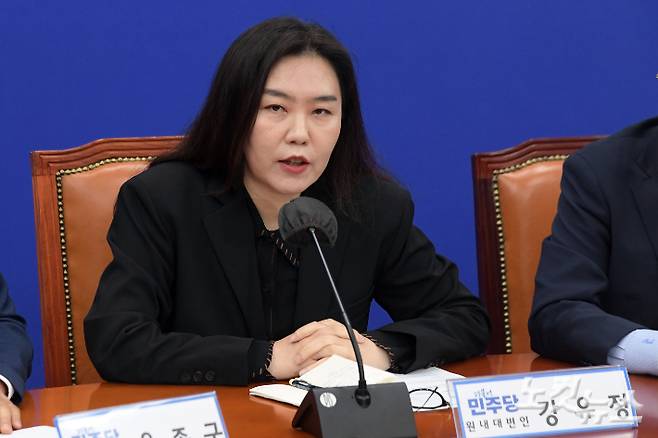 발언하는 더불어민주당 강유정 원내대변인. 윤창원 기자