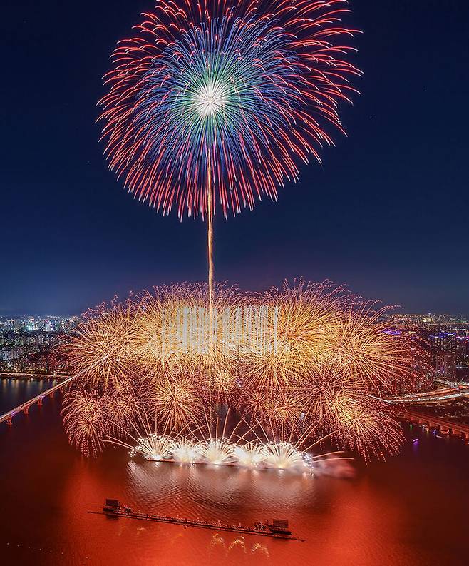 지난해 10월 펼쳐진 ‘한화와 함께하는 서울세계불꽃축제 2024’ 모습. 한화그룹 제공