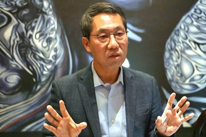 이동훈 SK바이오팜&nbsp;사장이&nbsp;13일(현지시간)&nbsp;‘JP모건 헬스케어 콘퍼런스’가 열린 미국 샌프란시스코에서 진행된&nbsp;기자간담회에서&nbsp;유로파마와의 디지털 헬스케어 조인트 벤처(JV) 설립 계획을 설명하고 있다. SK바이오팜 제공