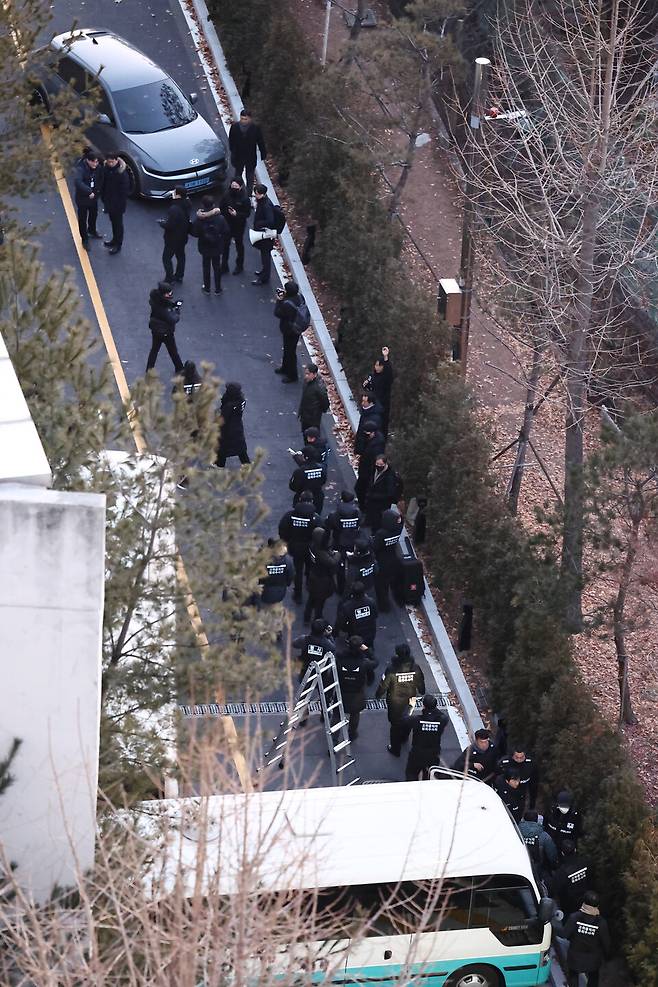 고위공직자범죄수사처(공수처)와 경찰이 윤석열 대통령에 대한 2차 체포영장 집행에 나선 1월15일 서울 용산구 한남동 대통령 관저에서 경찰이 차벽을 넘고 있다. ⓒ 연합뉴스