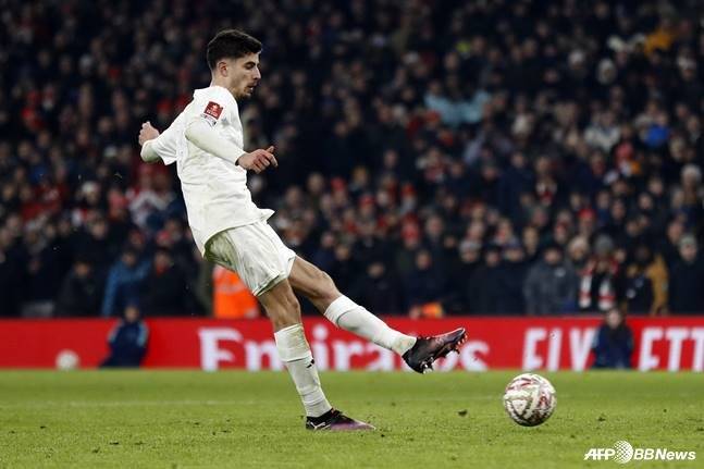 카이 하베르츠가 맨체스터 유나이티드와 잉글랜드축구협회(FA) 경기에서 페널티킥을 차고 있다. /AFPBBNews=뉴스1