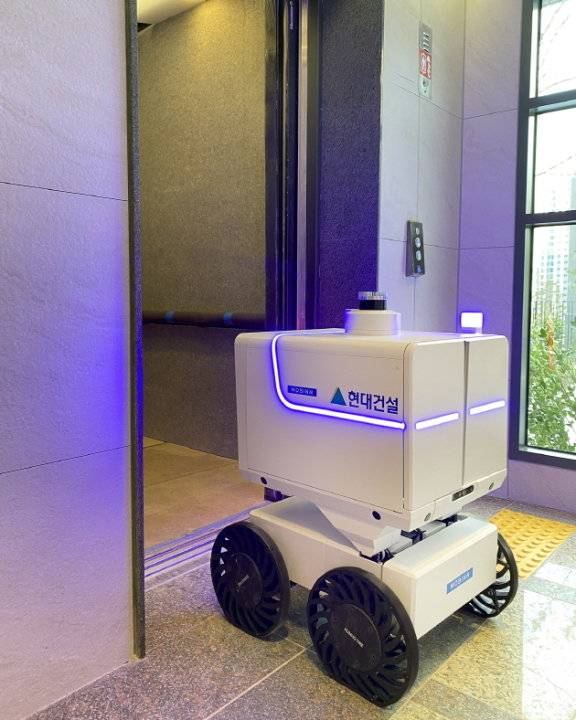 현대건설과 현대자동차그룹 스타트업 ‘모빈’이 공동 개발한 실내외 통합 자율주행 로봇 배송 서비스. [현대건설 제공]