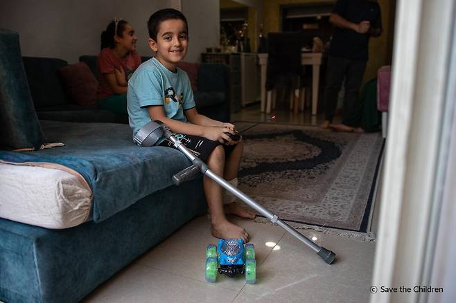 가자지구 공습으로 머리와 다리에 부상을 입은 뒤 이집트로 탈출한 7세 아동 [세이브더칠드런 제공. 재판매 및 DB 금지]