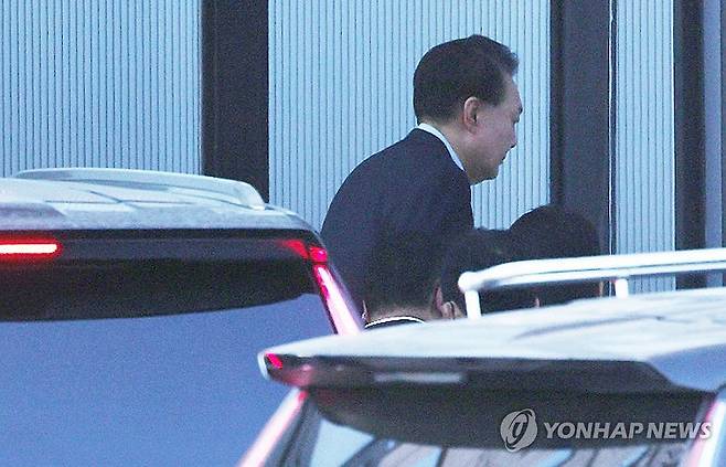 윤석열 대통령, 내란·직권남용 혐의로 공수처 출석 (과천=연합뉴스) 황광모 기자 = 내란 우두머리와 직권남용 권리행사 방해 혐의를 받는 윤석열 대통령이 15일 경기 과천시 정부과천청사 내 고위공직자범죄수사처에 출석하고 있다.  2025.1.15  [공동취재] hkmpooh@yna.co.kr