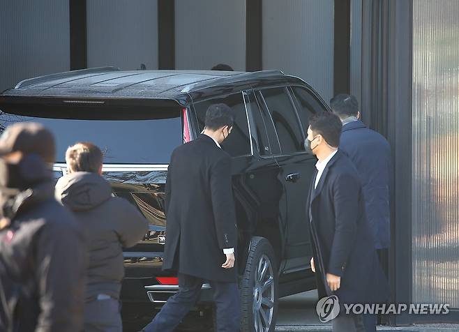 윤석열 대통령 차량, 공수처 도착 (과천=연합뉴스) 황광모 기자 = 내란 우두머리와 직권남용 권리행사 방해 혐의를 받는 윤석열 대통령을 태운 차량이 15일 경기 과천시 정부과천청사 내 고위공직자범죄수사처에 도착하고 있다. 2025.1.15 [공동취재] hkmpooh@yna.co.kr