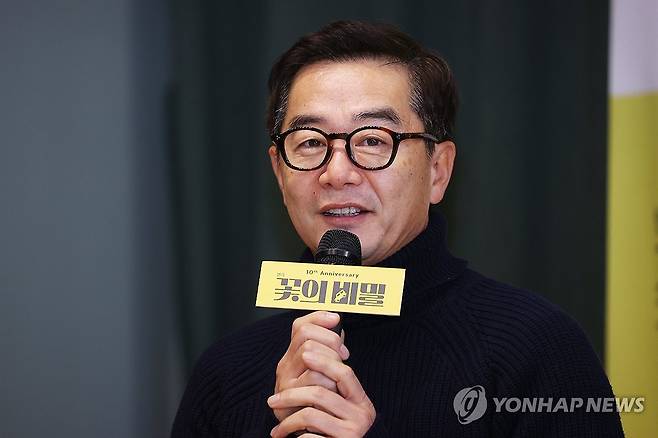 장진, 믿고 보는 연출가 (서울=연합뉴스) 진연수 기자 = 연출가 겸 영화감독 장진이 15일 오후 서울 종로구 예술가의 집에서 열린 연극 '꽃의 비밀' 기자간담회에서 인사말을 하고 있다. 2025.1.15 jin90@yna.co.kr