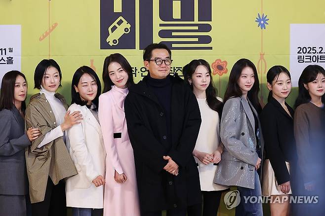 '꽃의 비밀' 장진 감독과 배우들 (서울=연합뉴스) 진연수 기자 = 15일 오후 서울 종로구 예술가의 집에서 열린 연극 '꽃의 비밀' 기자간담회에서 장진 감독과 출연 배우들이 포즈를 취하고 있다. 2025.1.15 jin90@yna.co.kr