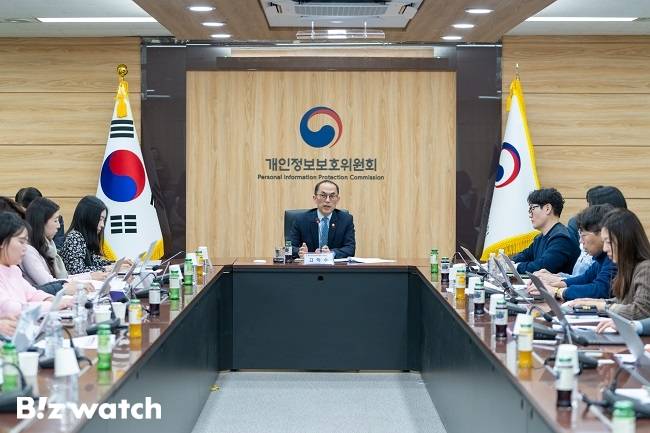 고학수 개인정보보호위원회 위원장이 16일 서울 종로구 정부서울청사에서 출입기자단 정례브리핑을 열고 발표하고 있다./사진=개인정보위