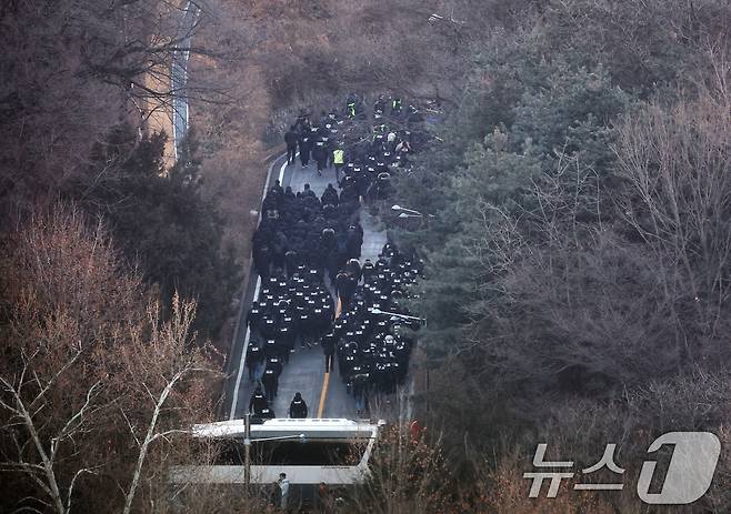 고위공직자범죄수사처와 경찰로 구성된 공조수사본부가 윤석열 대통령에 대한 2차 체포영장 집행에 돌입한 15일 오전 공수처 수사관들과 경찰 인력이 서울 용산구 한남동 대통령 관저 정문을 통과하고 있다. 2025.1.15/뉴스1 ⓒ News1 오대일 기자